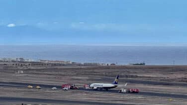 Un avión de Ryanair se queda sin despegar y bloquea la pista del aeropuerto de Tenerife Sur