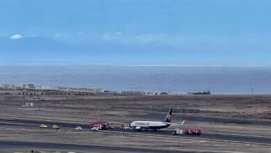 Un avión de Ryanair se queda sin despegar y bloquea la pista del aeropuerto de Tenerife Sur