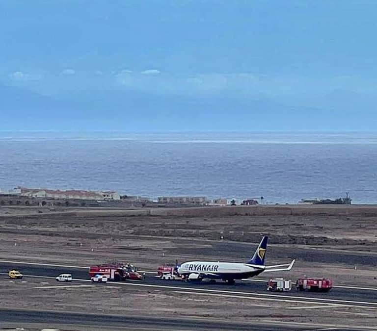 Un avión de Ryanair se queda sin despegar y bloquea la pista del aeropuerto de Tenerife Sur