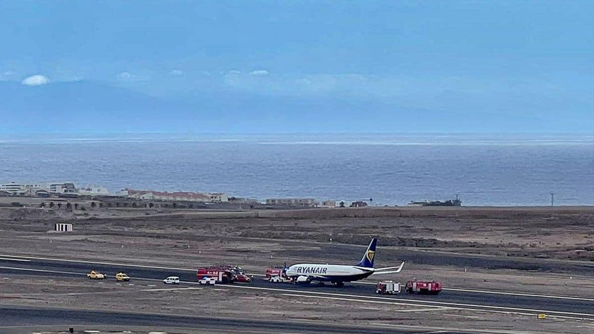 Un avión de Ryanair se queda sin despegar y bloquea la pista del aeropuerto de Tenerife Sur