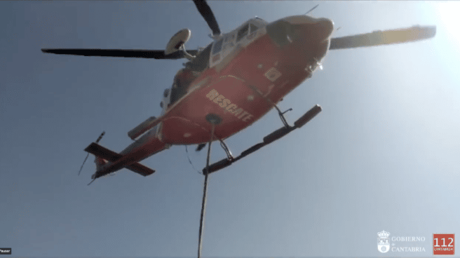 Helicóptero que ha rescatado a la vaca en Cantabria