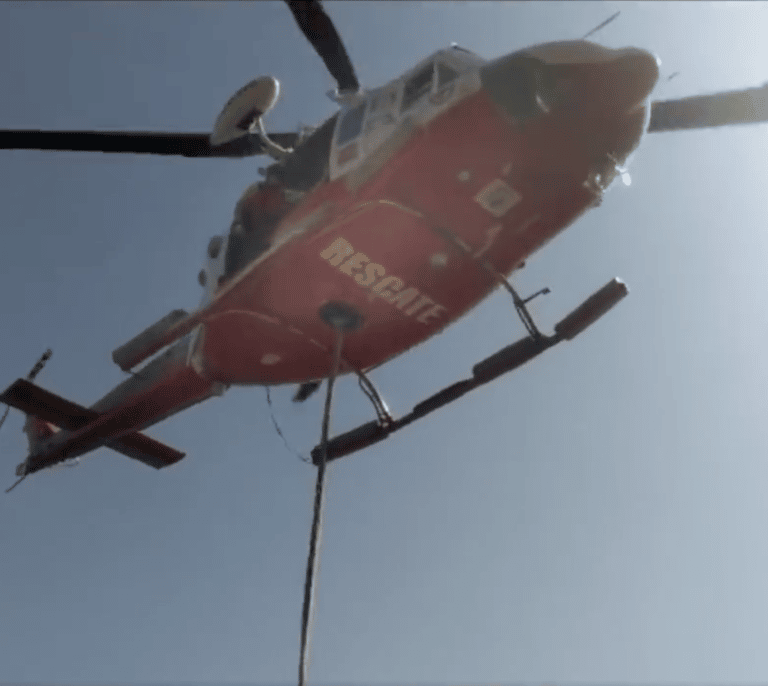 Rescatan en helicóptero a una vaca que se cayó por un acantilado de Cantabria