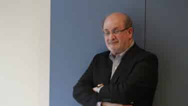 Salman Rushdie recupera el habla tras retirarle el respirador pese a seguir en "estado crítico"