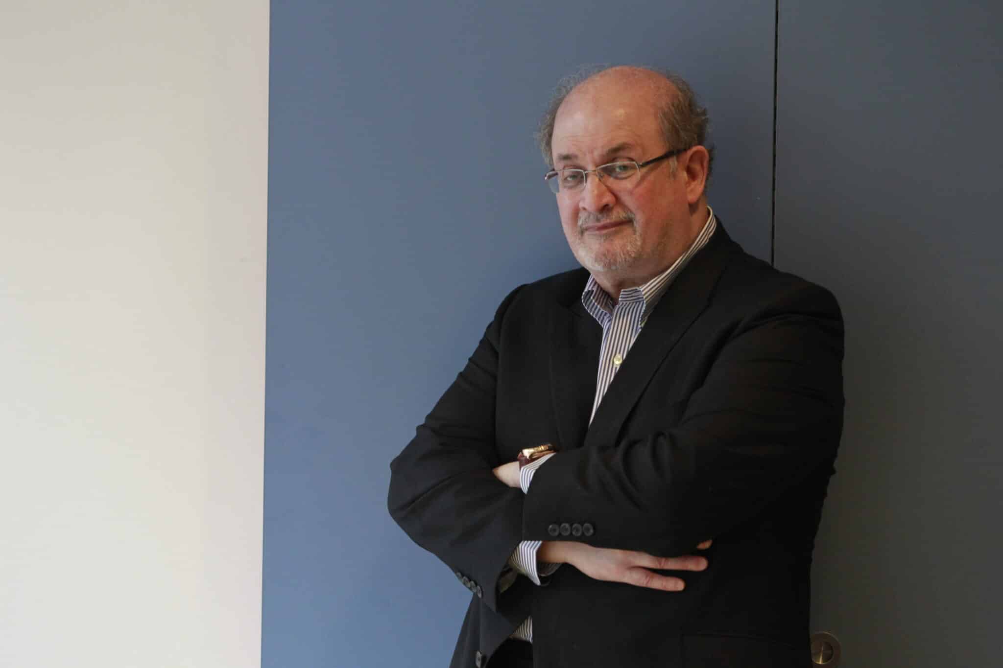 Salman Rushdie recupera el habla tras retirarle el respirador pese a seguir en "estado crítico"