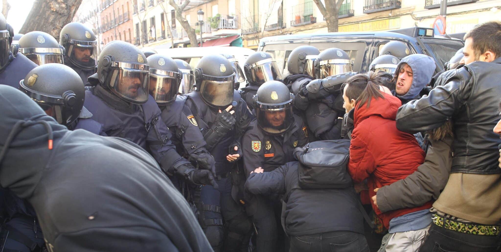 Tensión entre antidisturbios de la Policía Nacional y activistas de la plataforma 'Stop Desahucios' en una actuación en Madrid.