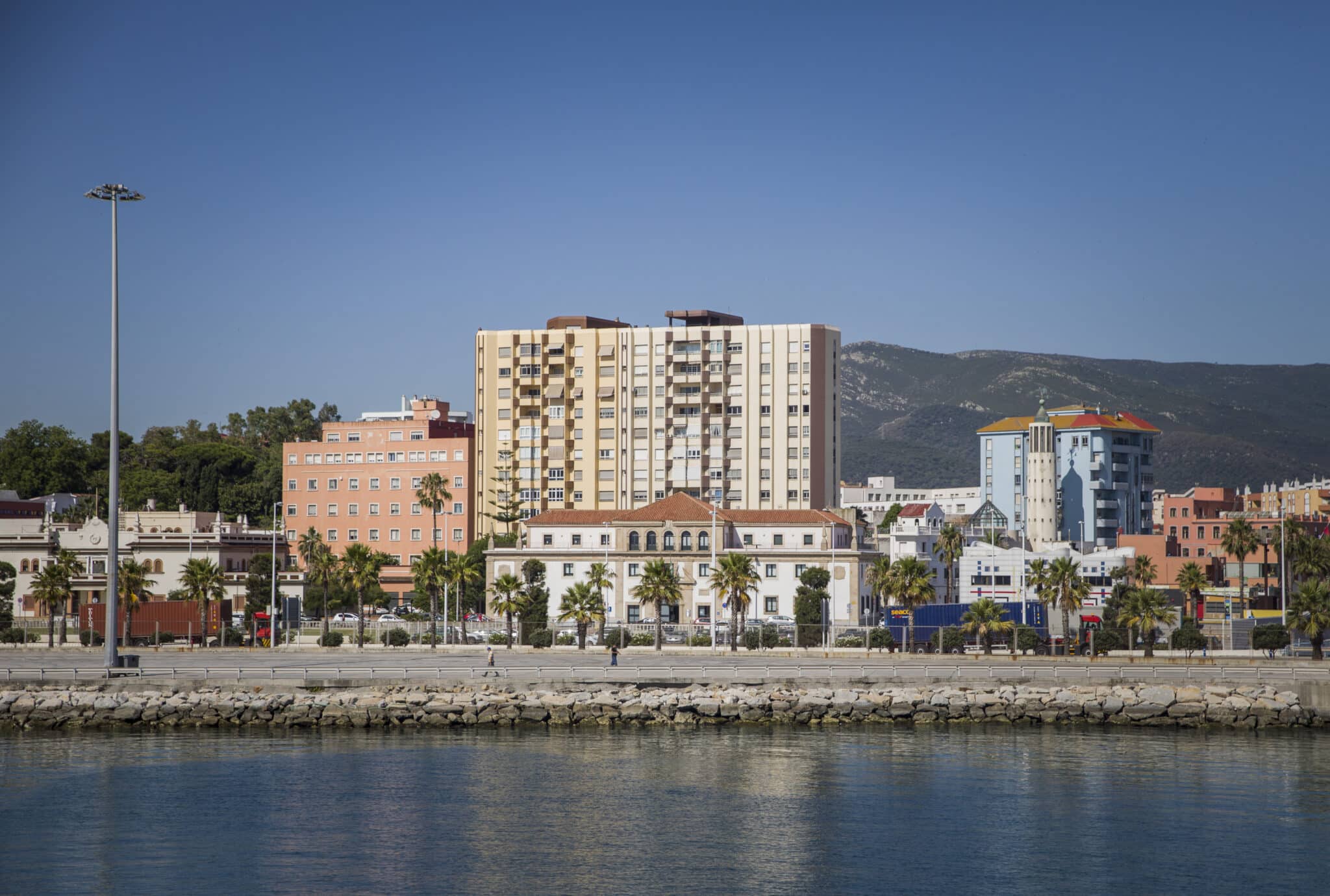 Vista de Algeciras desde el puerto.