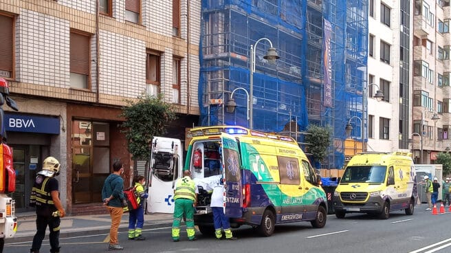 Varios sanitarios introducen en una ambulancia al operario rescatado de un andamio, en el barrio de Zorroza de Bilbao.