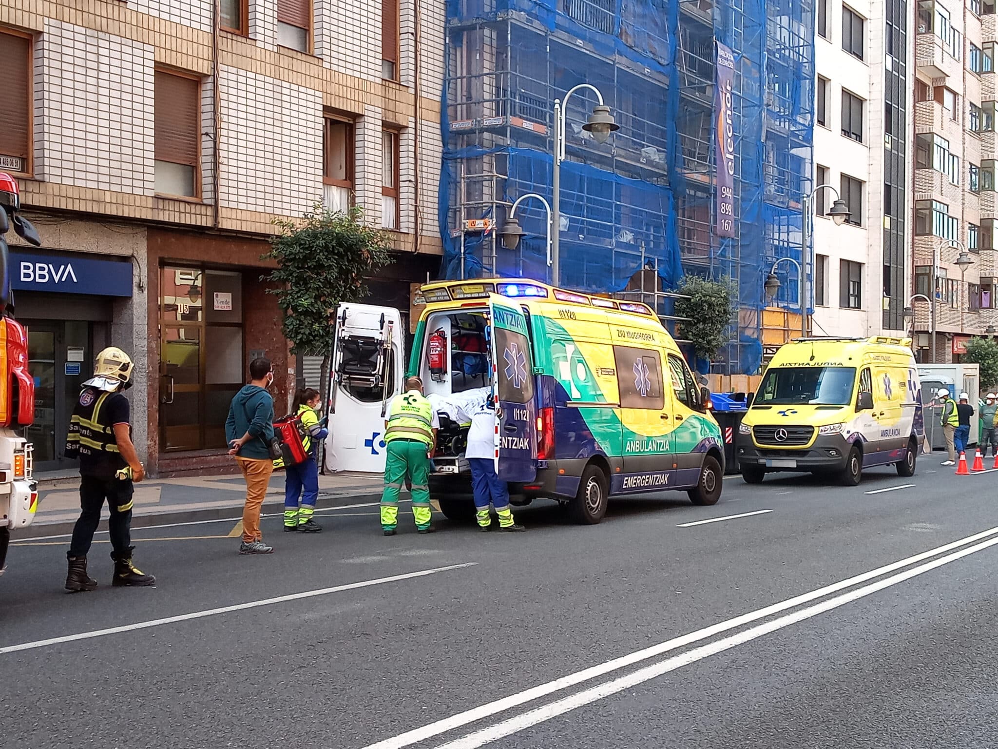 Varios sanitarios introducen en una ambulancia al operario rescatado de un andamio, en el barrio de Zorroza de Bilbao.