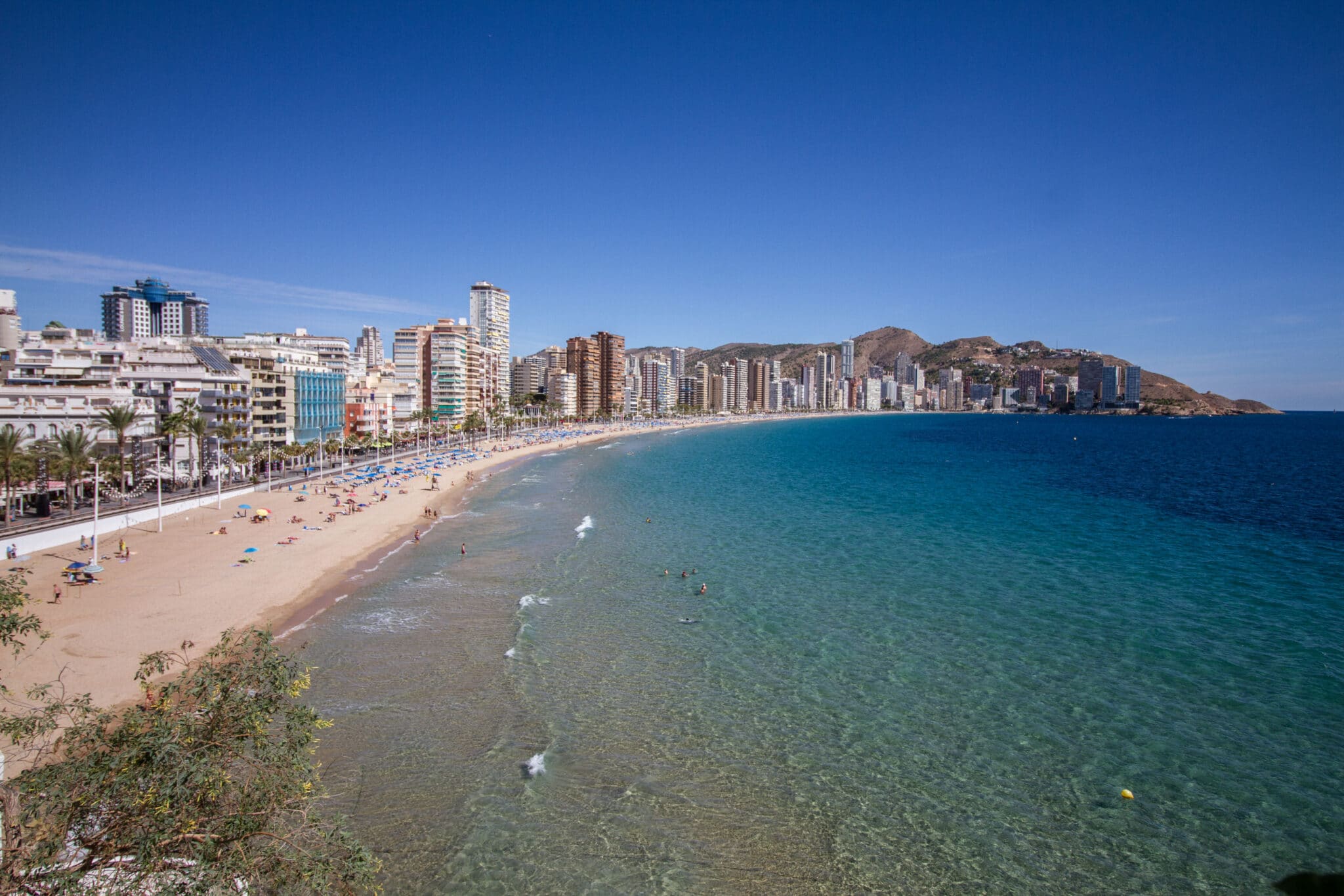 Imagen panorámica de una playa de Benidorm.