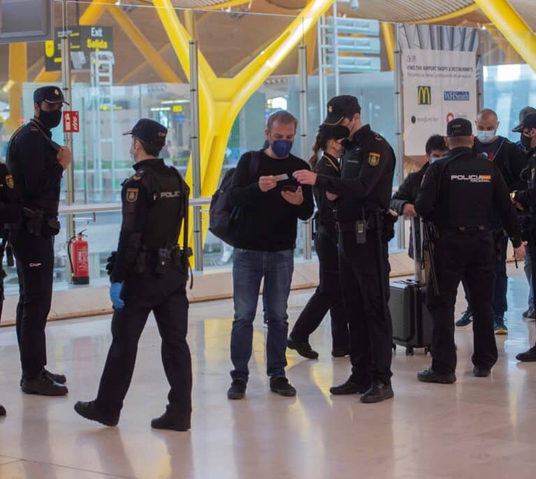 Policías nacionales piden que se les pague el pasaporte cuando prestan servicio en el exterior