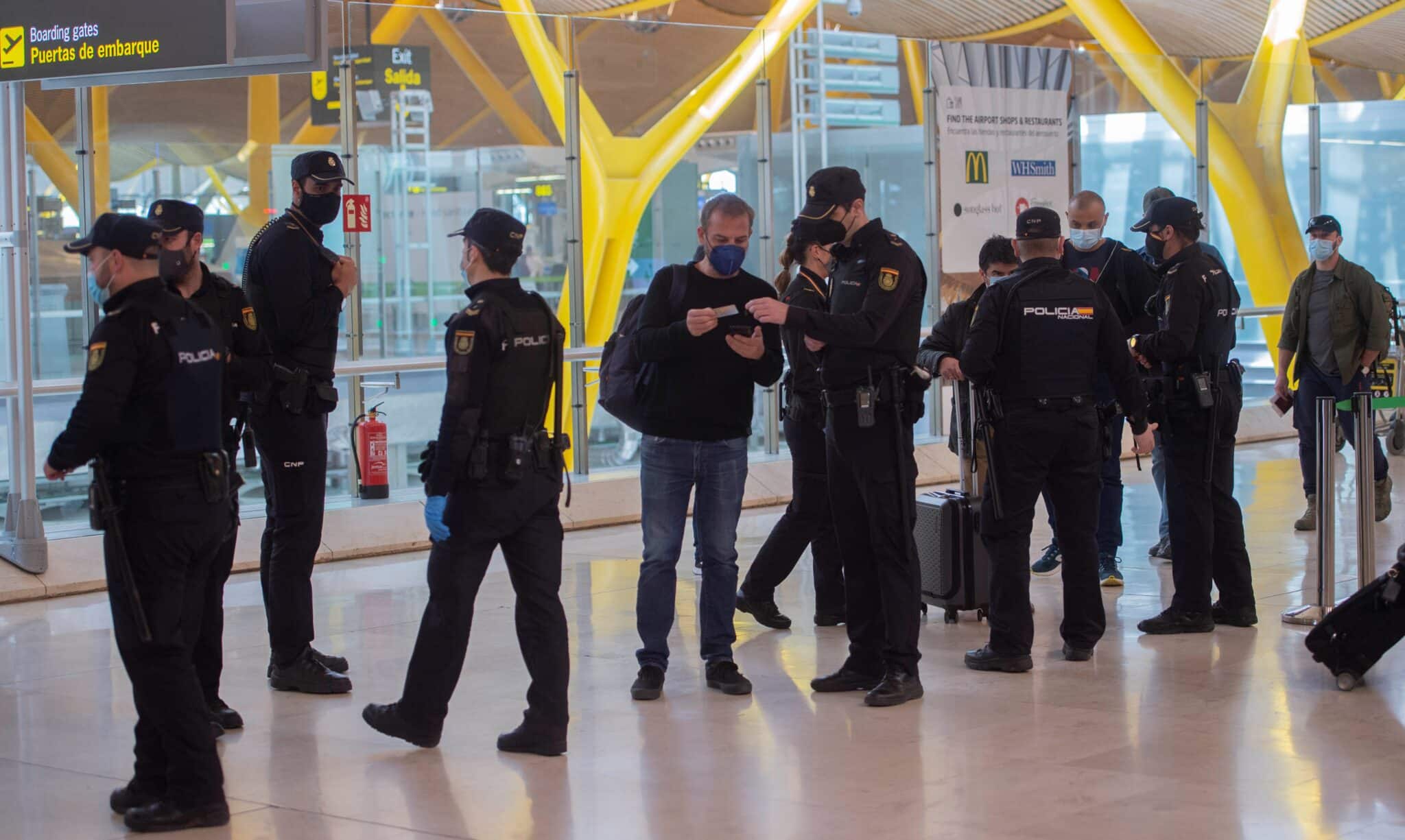 Policías nacionales, en un control a los pasajeros de la T4 del Aeropuerto Adolfo Suárez Madrid-Barajas.