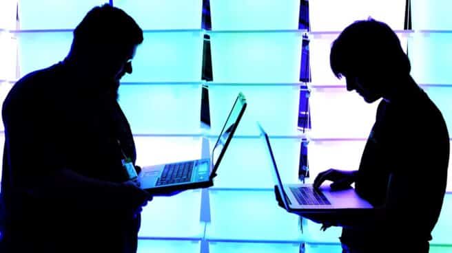 EuropaPress_3771155_participant_hold_their_laptops_in_front_of_an_illuminated_wall_at_the (1)