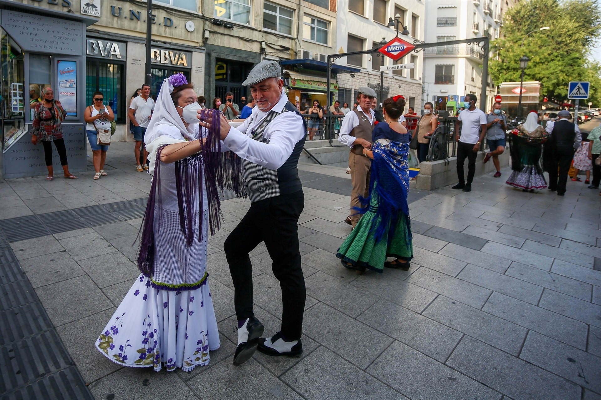 ¿Por qué en Madrid ya no se baila el chotis ni por la Virgen de la Paloma? El popular baile madrileño no cuenta con protección oficial y solo unos pocos mantienen una tradición en peligro de extinción.