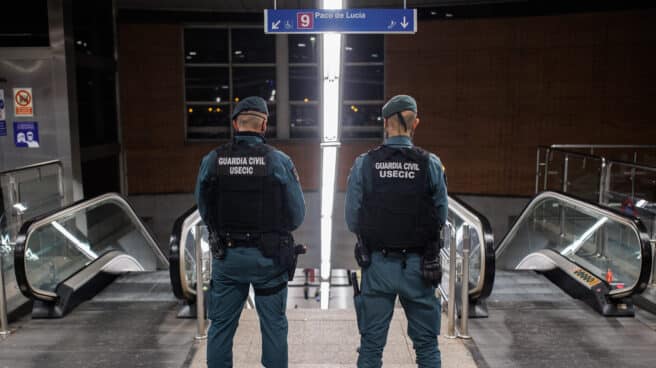 Dos agentes de la Guardia Civil en un control para prevenir la violencia entre bandas juveniles en Madrid.