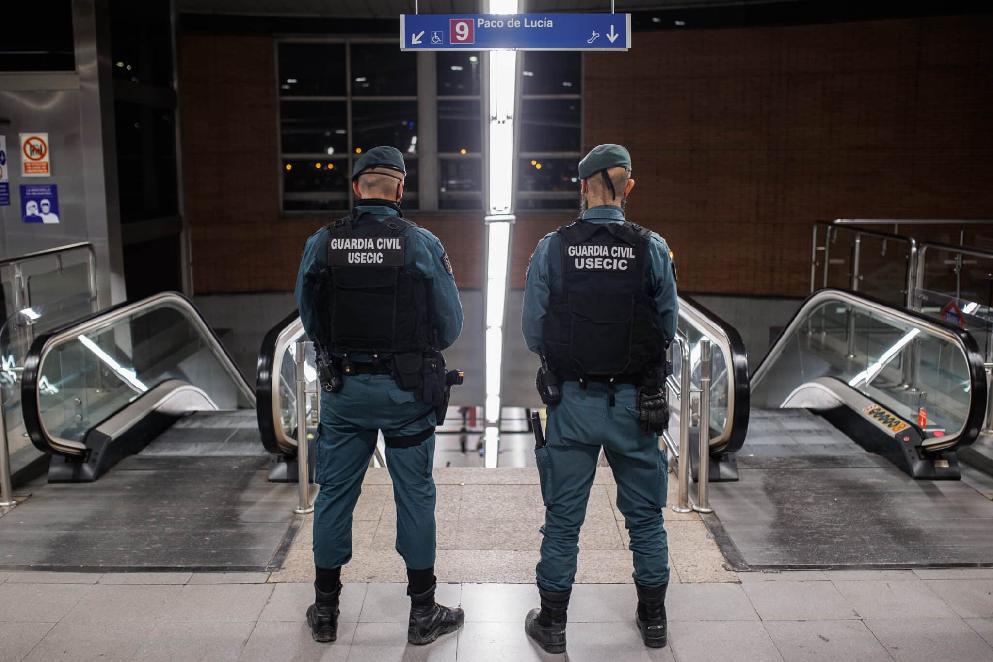 Dos agentes de la Guardia Civil en un control para prevenir la violencia entre bandas juveniles en Madrid.