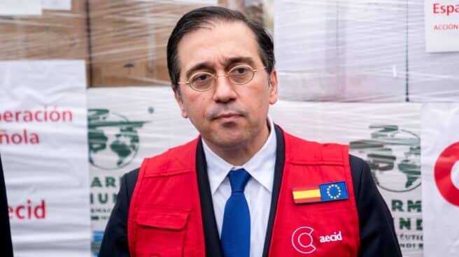 Exteriores-reclama-reintegro-32-millones-42-entidades-ayudas-cooperación El ministro de Asuntos Exteriores, José Manuel Albares, durante la recepción del material sanitario con destino a Ucrania.