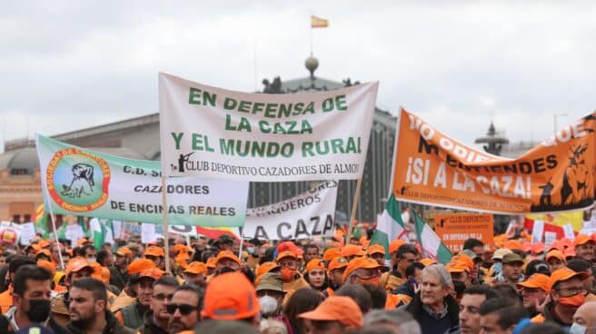 Cazadores manifestándose el pasado 20 de marzo junto a la estación madrileña de Atocha.
