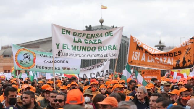 cazadores-rebelan-anteproyecto-ley-bienestar-animal Cazadores manifestándose el pasado 20 de marzo junto a la estación madrileña de Atocha.