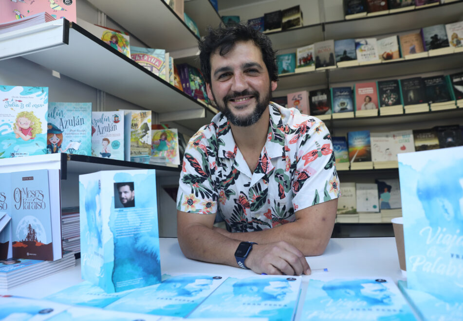 El actor y cantante Fran Perea firma su libro 'Viaja la Palabra' en la Feria del Libro 2022