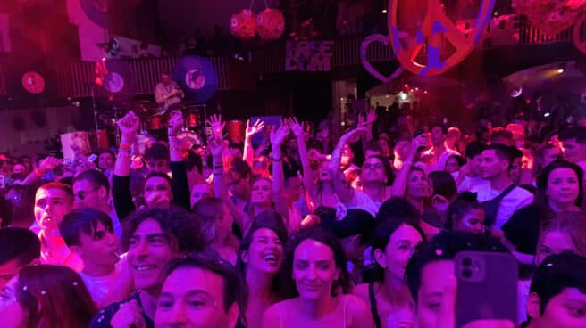 Decenas de personas asisten a la fiesta Flower Power en la discoteca Pacha Ibiza