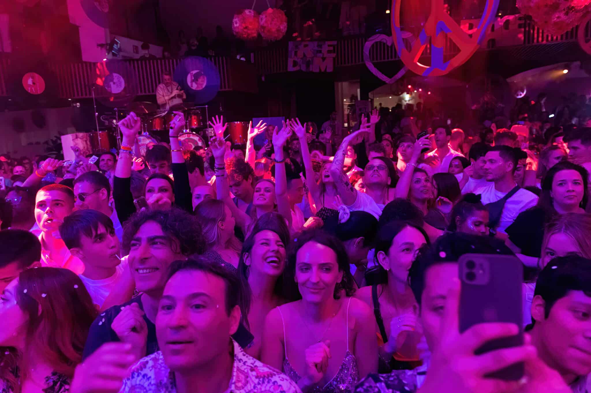 Decenas de personas asisten a la fiesta Flower Power en la discoteca Pacha Ibiza
