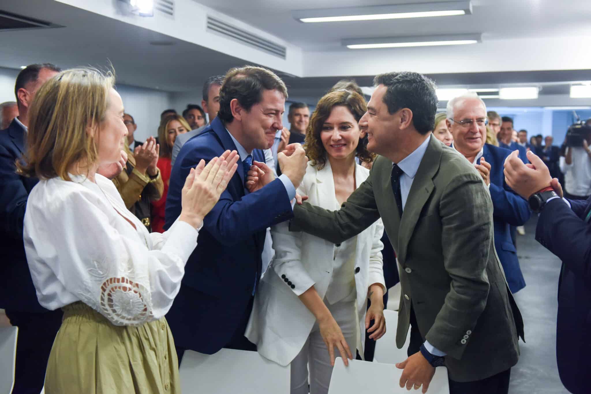 El presidente de la Junta de Castilla y León, Alfonso Fernández Mañueco; la presidenta de la Comunidad de Madrid, Isabel Díaz Ayuso y el presidente del PP andaluz y presidente electo de la Junta de Andalucía, Juanma Moreno