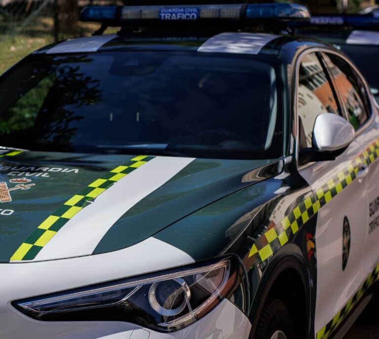 La Guardia Civil instalará puntos de recarga para coches eléctricos en el 58% de sus cuarteles