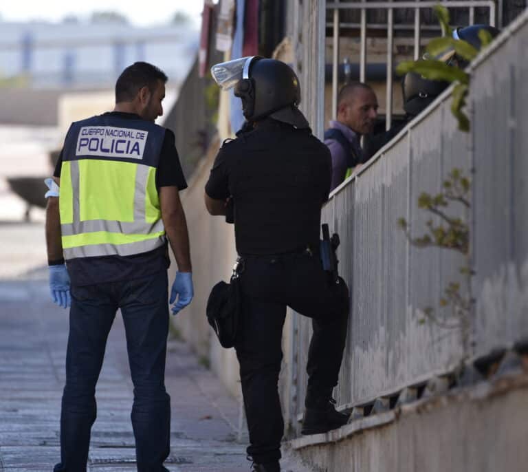 Detienen en Málaga a un joven sin carné por conducción temeraria y llevar una catana en el maletero