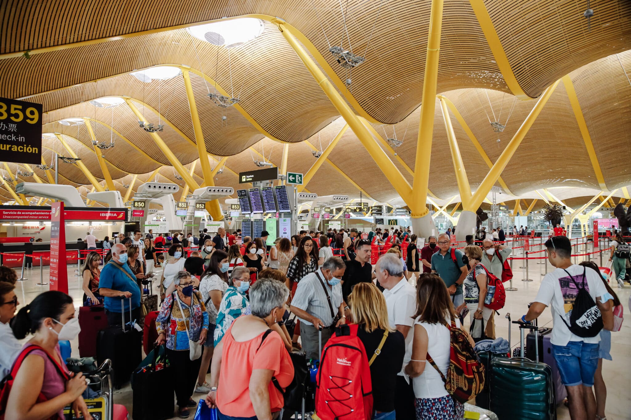 Pasajeros con sus maletas en la Terminal 4 del Aeropuerto Adolfo Suárez Madrid Barajas