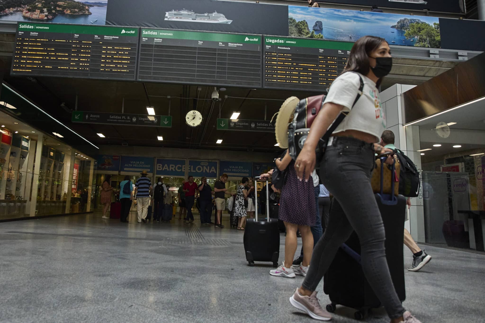 Viajeros con sus maletas en la estación de Atocha-Estación de Madrid-Chamartín-Clara Campoamor