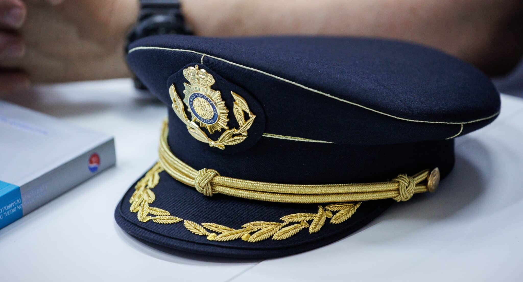 La gorra de un policía nacional durante la inauguración del curso 'La formación en Policía Nacional. Un valor de futuro'.