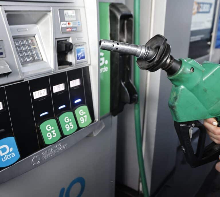 La gasolina y el gasóleo registran los niveles más bajos desde mayo en plena operación salida de agosto
