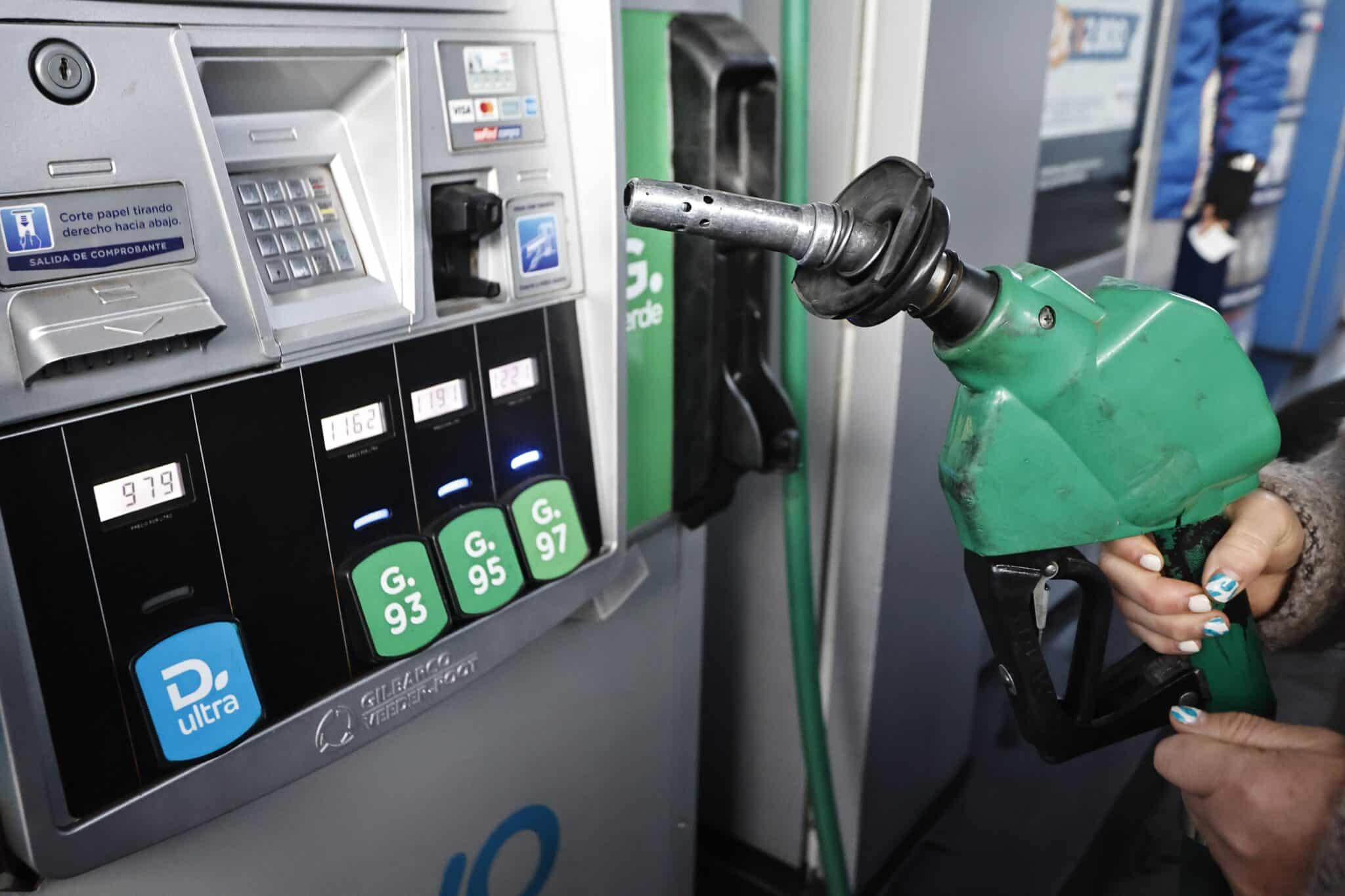 La gasolina y el gasóleo registran los niveles más bajos desde mayo en plena operación salida de agosto
