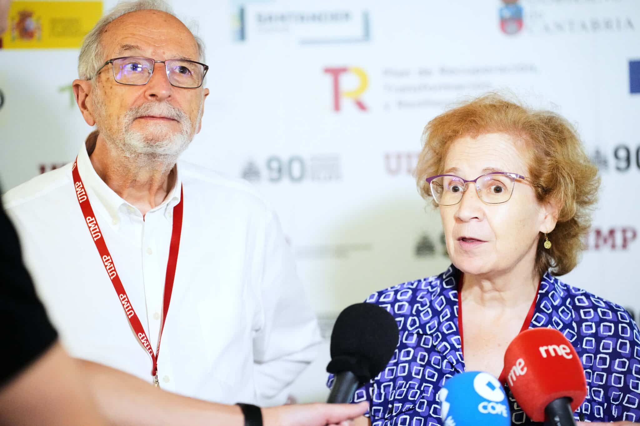 La investigadora Margarita del Val, coordinadora de la Plataforma de investigación interdisciplinar en Salud Global del CSIC; y el profesor Luis Enjuanes, director del Laboratorio de Coronavirus del CNB-CSIC