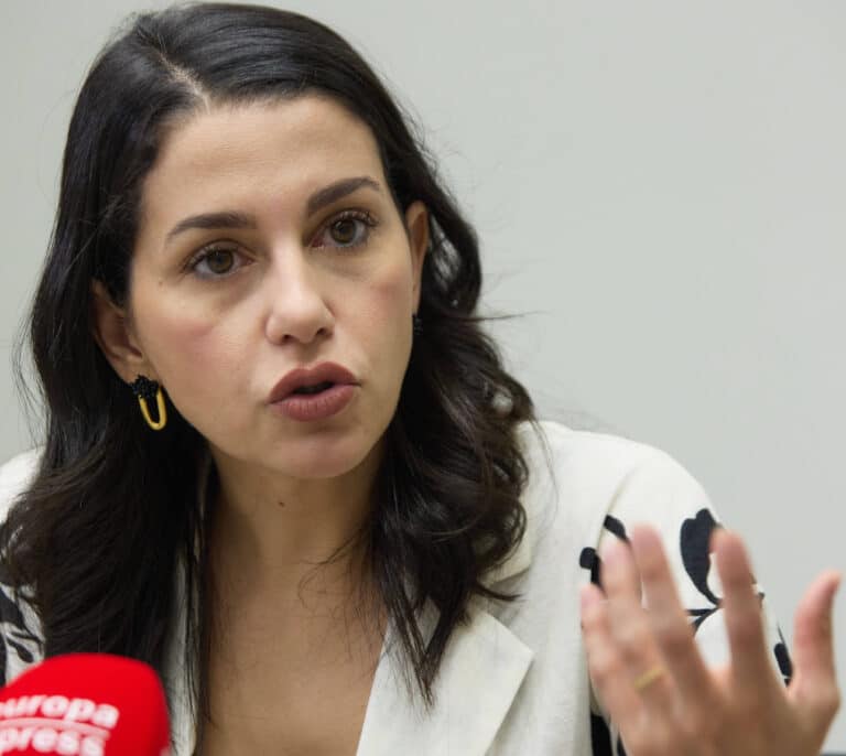 Arrimadas: "Sánchez pide a los españoles un esfuerzo sin precedentes y coge el Falcon para ir a supermercado"