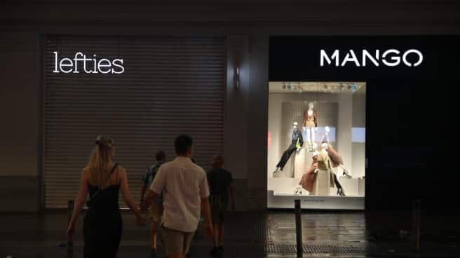 Escaparates encendidos antes de que empiece el plan de ahorro energético Escaparates en la Gran Vía de Madrid