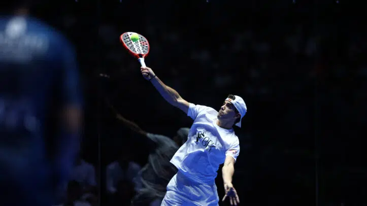 Juan Lebron de España en acción durante el partido de dobles con Alejandro Galán de España contra Francisco Navarro de España y Martin Di Nenno de Argentina durante la Final de Madrid Premier Padel P1 2022