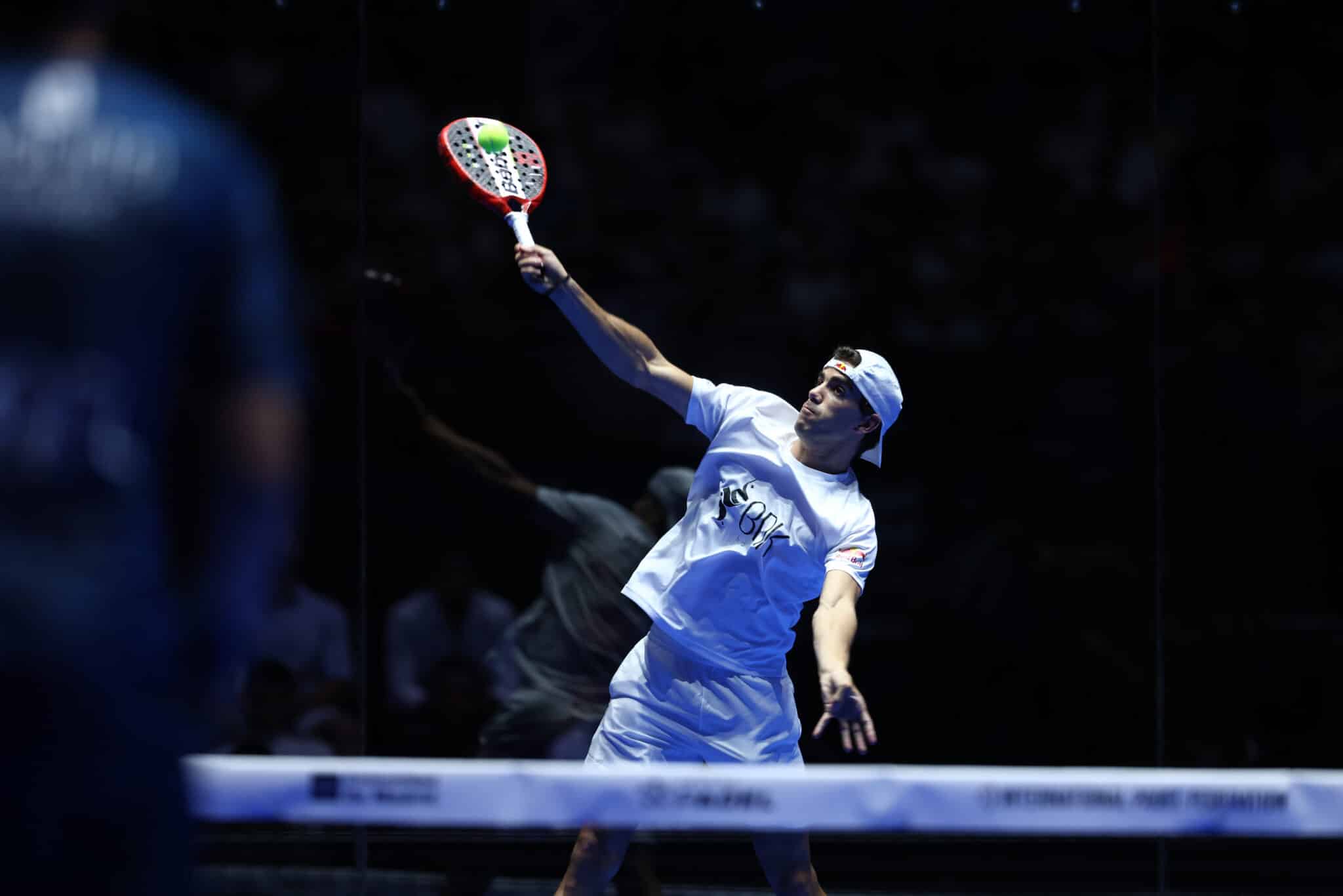 Juan Lebron de España en acción durante el partido de dobles con Alejandro Galán de España contra Francisco Navarro de España y Martin Di Nenno de Argentina durante la Final de Madrid Premier Padel P1 2022