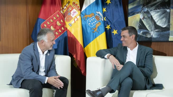 El presidente del Gobierno, Pedro Sánchez (d), mantiene un encuentro con el presidente de Canarias, Ángel Víctor Torres (i), en el cabildo de Lanzarote