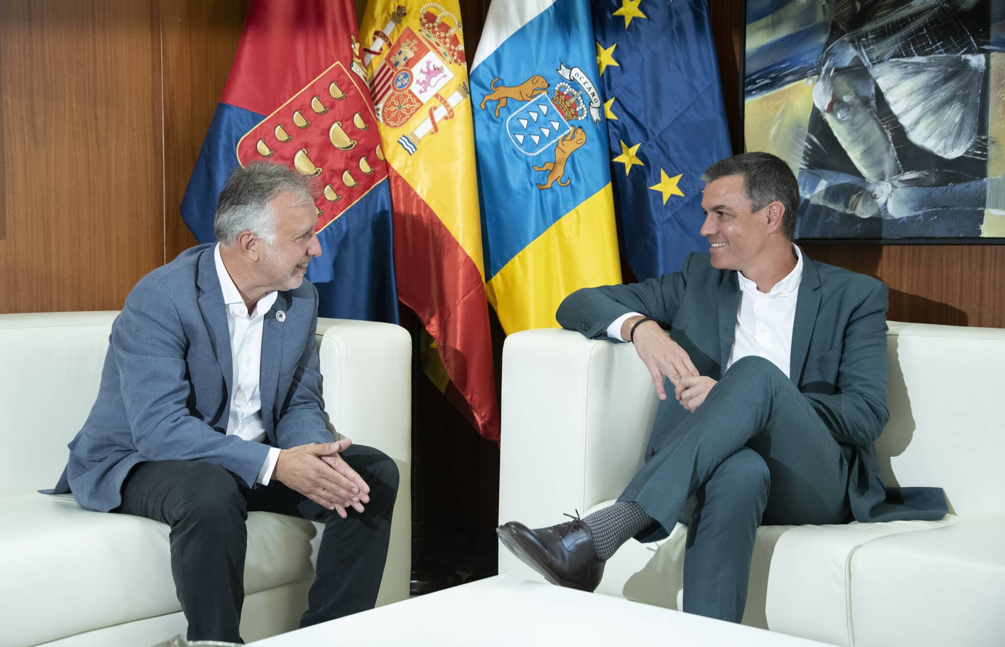 El presidente del Gobierno, Pedro Sánchez (d), mantiene un encuentro con el presidente de Canarias, Ángel Víctor Torres (i), en el cabildo de Lanzarote