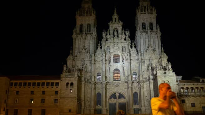 La Catedral de Santiago de Compostela con un foco de luz alumbrando su fachada, a 9 de agosto de 2022, en Santiago de Compostela, A Coruña, Galicia (España)