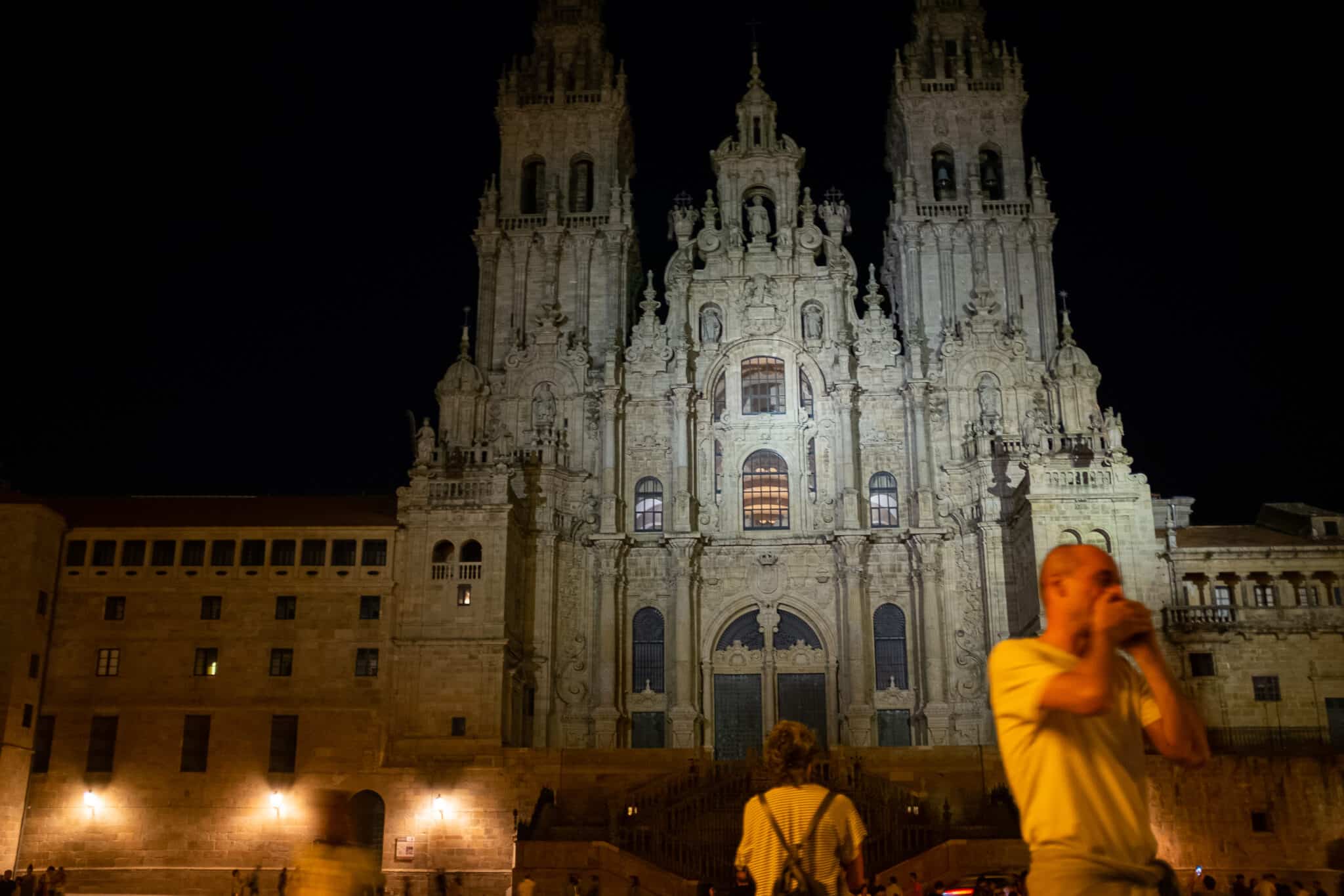 La Catedral de Santiago de Compostela con un foco de luz alumbrando su fachada, a 9 de agosto de 2022, en Santiago de Compostela, A Coruña, Galicia (España)