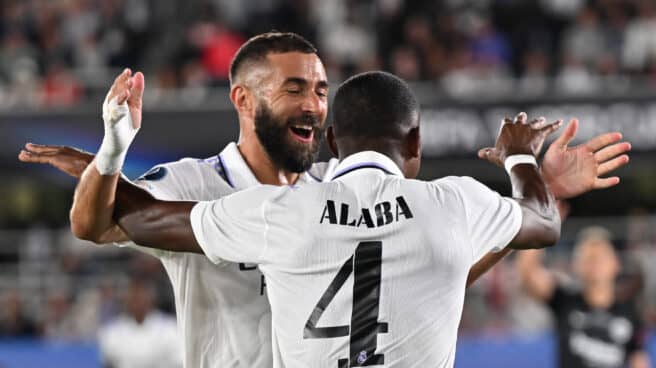 Jugadores del Real Madrid celebran el primer gol de la Supercopa Benzema y Alaba celebran el primer gol del Real Madrid en la Supercopa