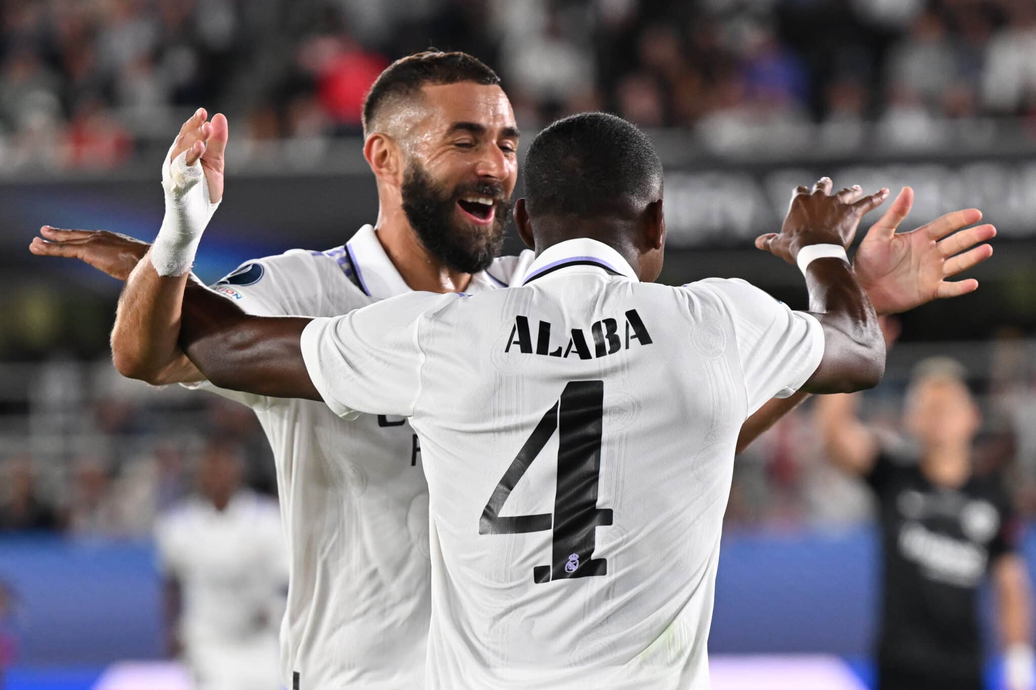 Benzema y Alaba celebran el primer gol del Real Madrid en la Supercopa