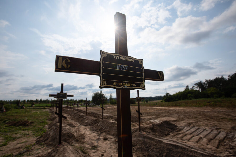 Cruces en memoria de las víctimas de Bucha