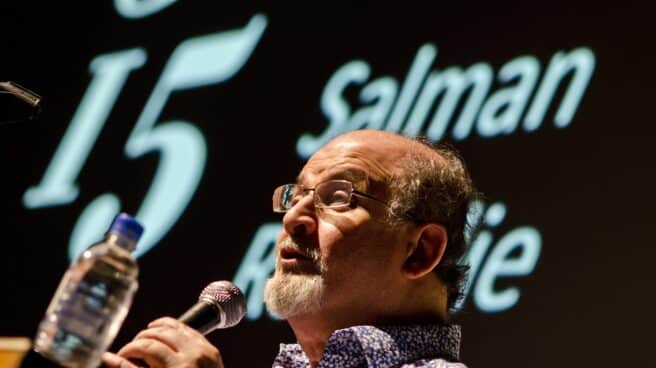 EEUU.- La prensa vinculada al estamento clerical iraní aplaude el intento de asesinato contra Salman Rushdie