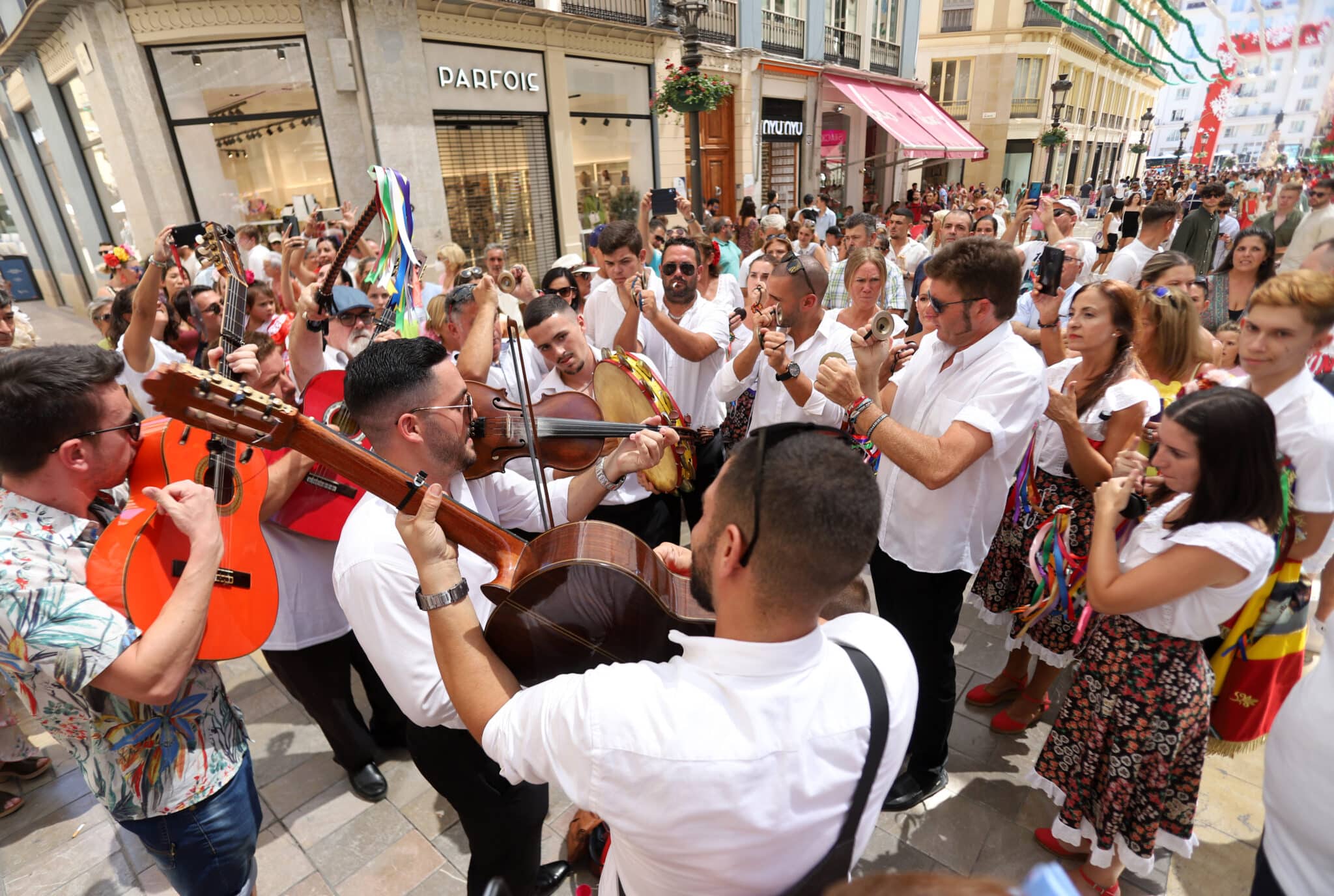 Una panda de verdiales toca en calle Larios durante la Feria de Málaga, este agosto.