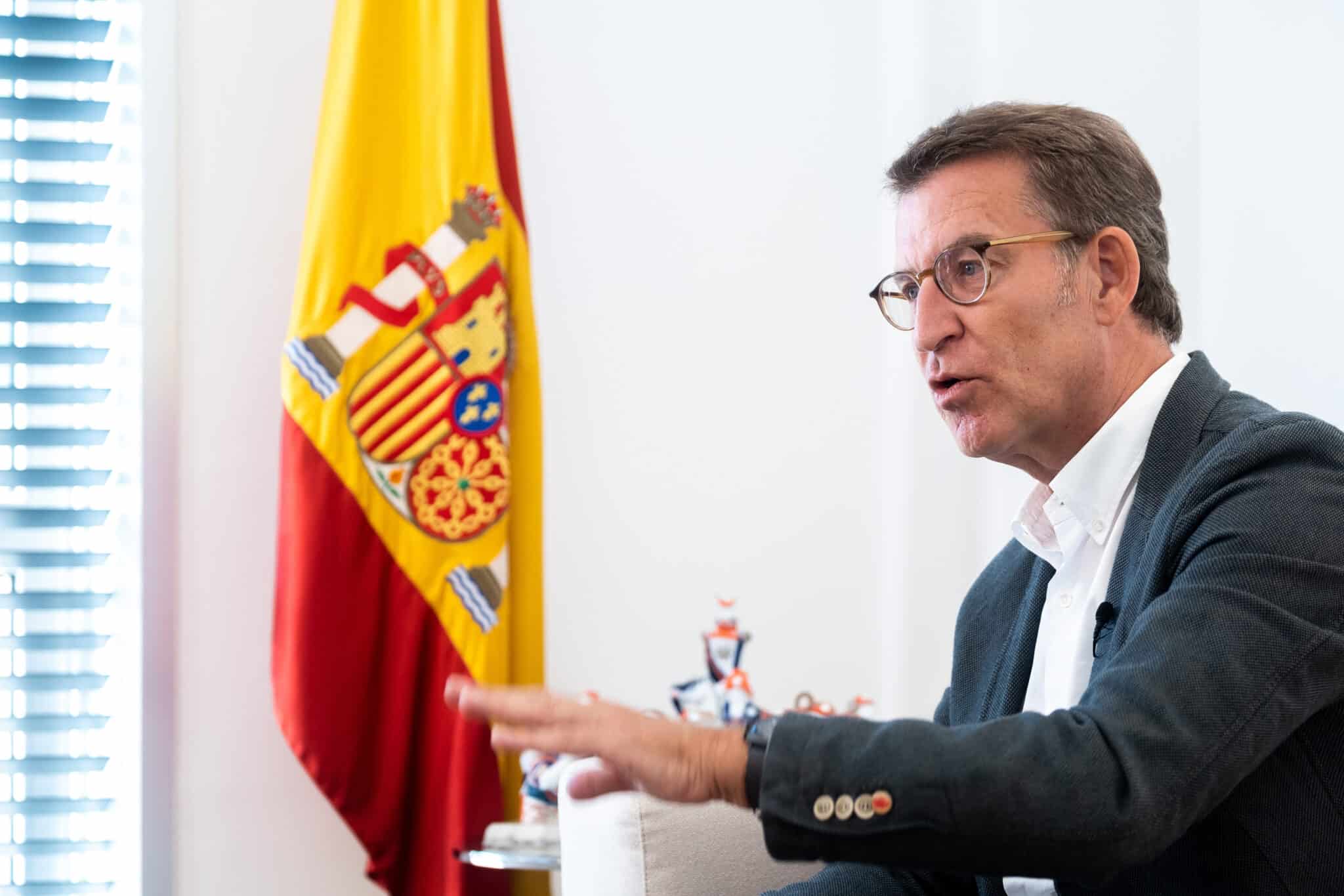 El presidente del Partido Popular, Alberto Núñez Feijóo, durante una entrevista para Europa Press en la sede del PP