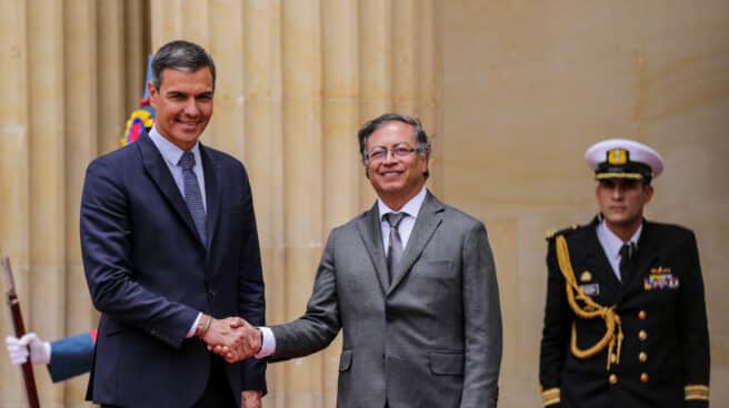 El presidente del Gobierno de España, Pedro Sánchez, es recibido en Bogotá (Colombia) por Gustavo Petro, presidente de la República de Colombia