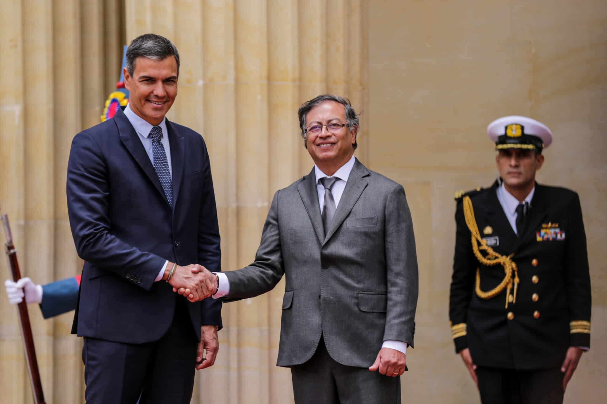 El presidente del Gobierno de España, Pedro Sánchez, es recibido en Bogotá (Colombia) por Gustavo Petro, presidente de la República de Colombia